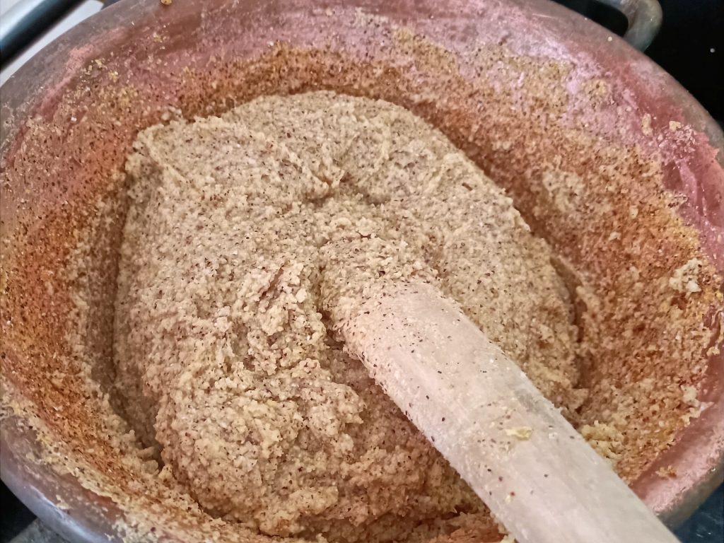 Una polenta cotta lentamente in un paiolo sulla stufa a legna