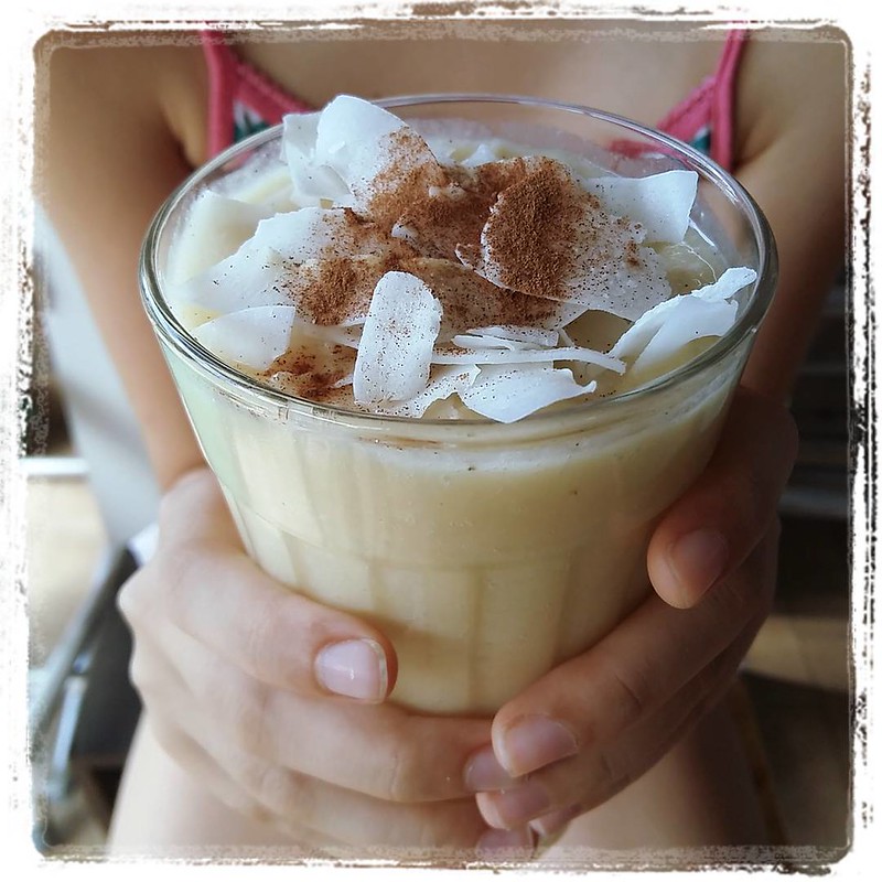 smoothie time… frullato di ananas, banana, acqua e latte di cocco con scaglie di cocco e cannella. Un colpo di fulmine di bontà!!!