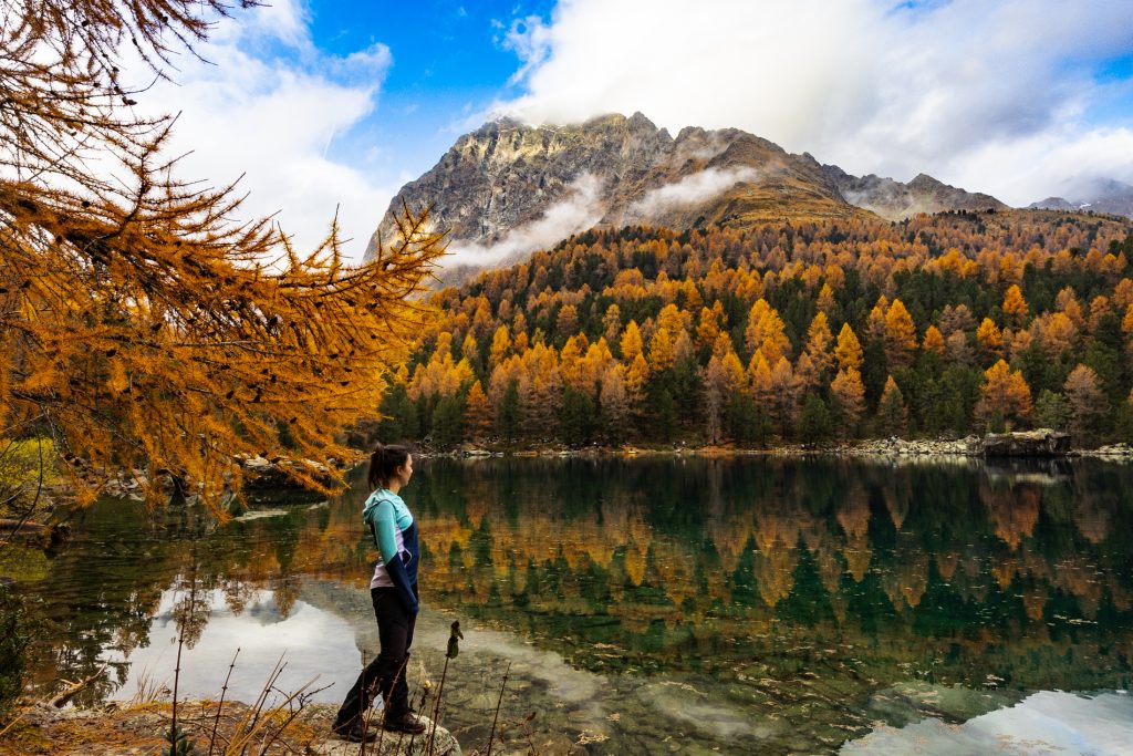 ...esser parte del dipinto che la natura ci offre in ogni stagione. 
L'autunno, con il calore dei suoi colori, la poesia delle sfumature riflesse nell'acqua e l'infinita danza cromatica di larici e abeti in cui disperdere il nostro sguardo.