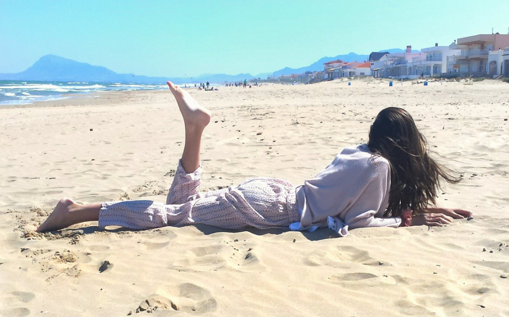 in questo periodo su una spiaggia deserta, a stretto contatto con la sabbia, assorta a risolvere i miei “enigmi”…