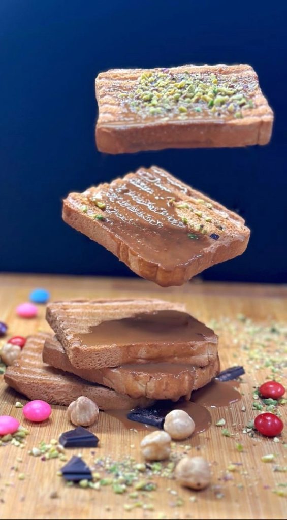 La leggerezza delle fette biscottate con una crema alle nocciole senza zuccheri e una spolverata di granella di pistacchio .. colori, sapori e leggerezza per star bene