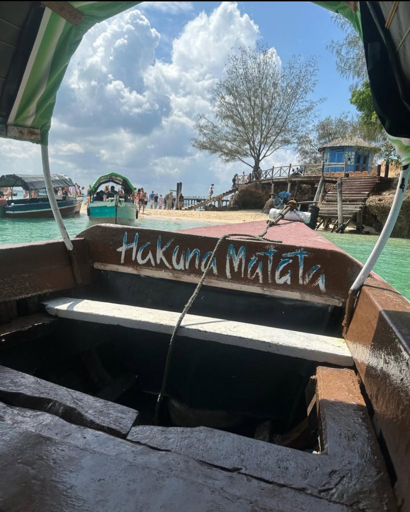 Hakuna matata e’ proprio il mio motto che cerco di applicare nella mia quotidianità dopo questo viaggio a Zanzibar : una barca mezza rotta , un paradiso e l amore della mia vita accanto a me .. che gioia infinita