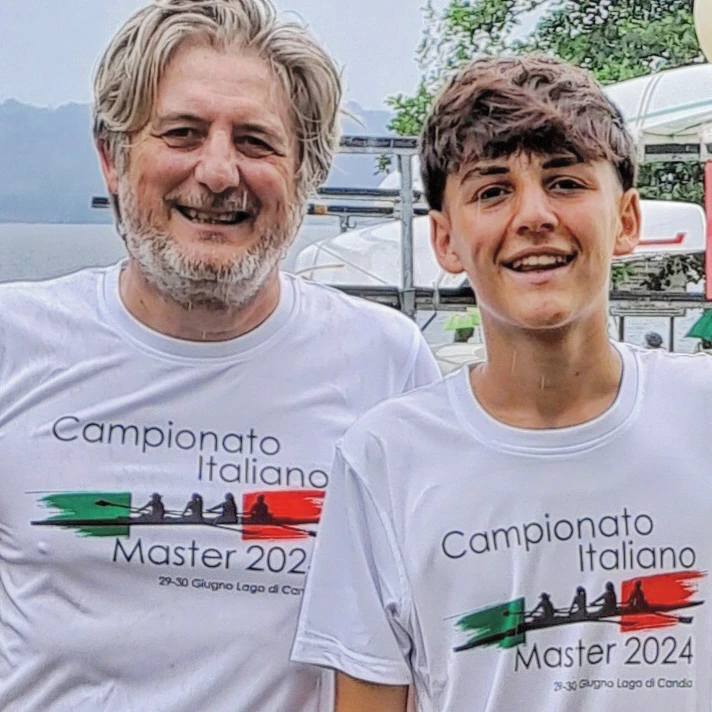 Uscire per la prima volta nella vita in barca con mio figlio 16enne sul lago di Candia in occasione dei Campionati Italiani Master. Sorridenti e felici, io ritorno adolescente per i 500 metri della competizione organizzata dal comitati #Canottaggiosociale. Fare sport all'aria aperta è occasione di benessere, farlo con i propri figli è un dono.