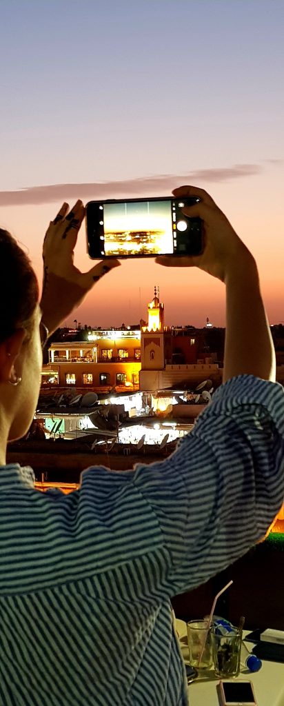 in un fermo immagine di una città antica che saluta gli ultimi raggi di sole con una preghiera. Migliaia di voci, suoni di tamburi e polvere, e il mio cuore scatta un'istantanea.