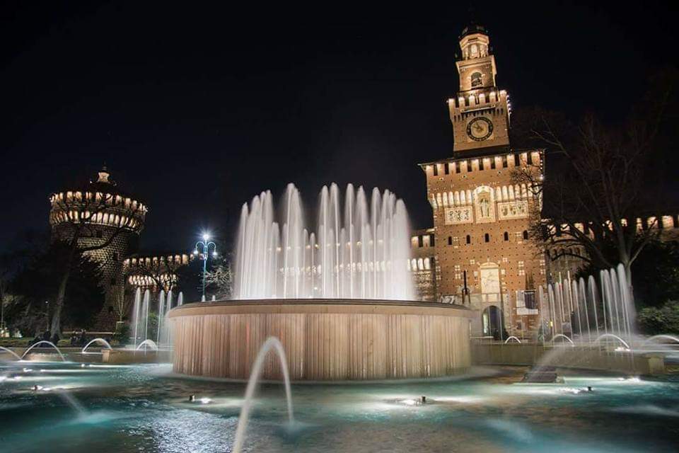 Visitare il centro della città di Milano quando le luci ed i rumori della notte fanno da padrona dopo il caos giornaliero