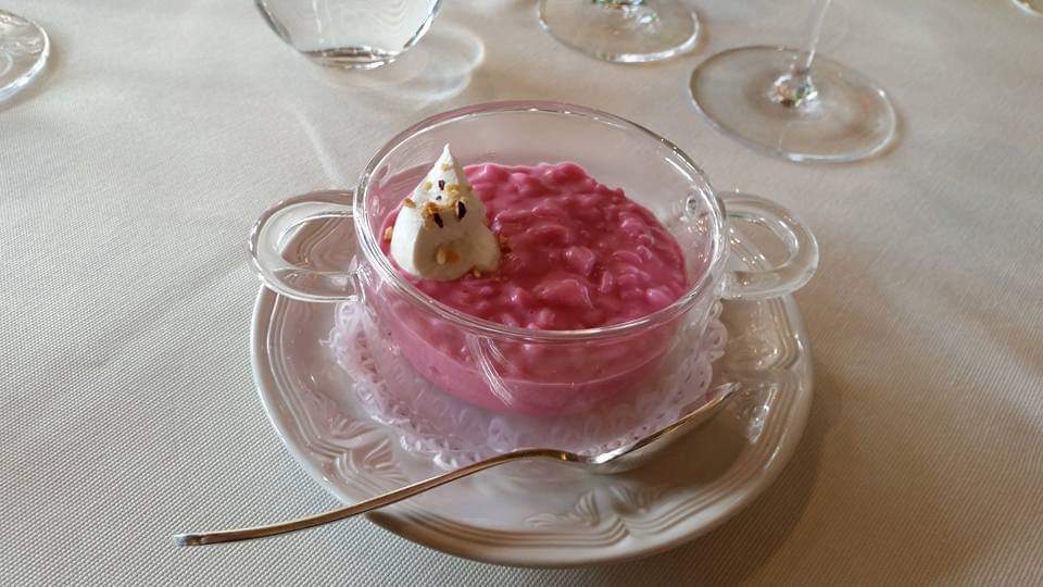 Preparare un risotto alla barbabietola con spuma di formaggio morbido e conquistare tutti gli ospiti dal più grande al più piccolo con pochi anni!