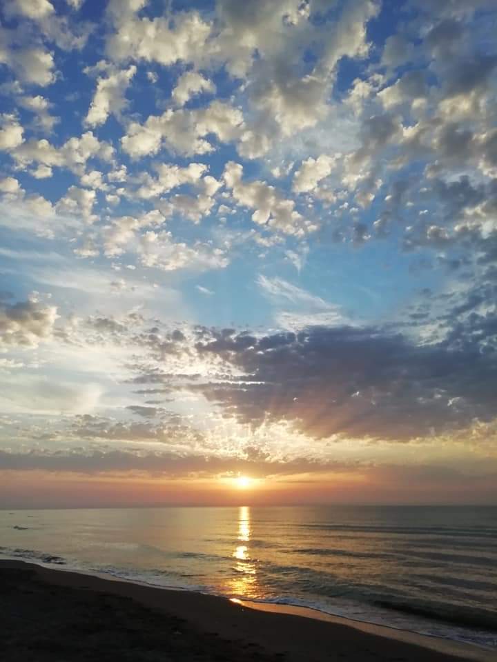 Ammirare un tramonto in riva al mare perché dopo la burrasca arriva sempre il sole!