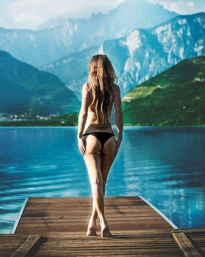 Una nuotata immersi in mezzo alla natura che si riflette nell'acqua del lago