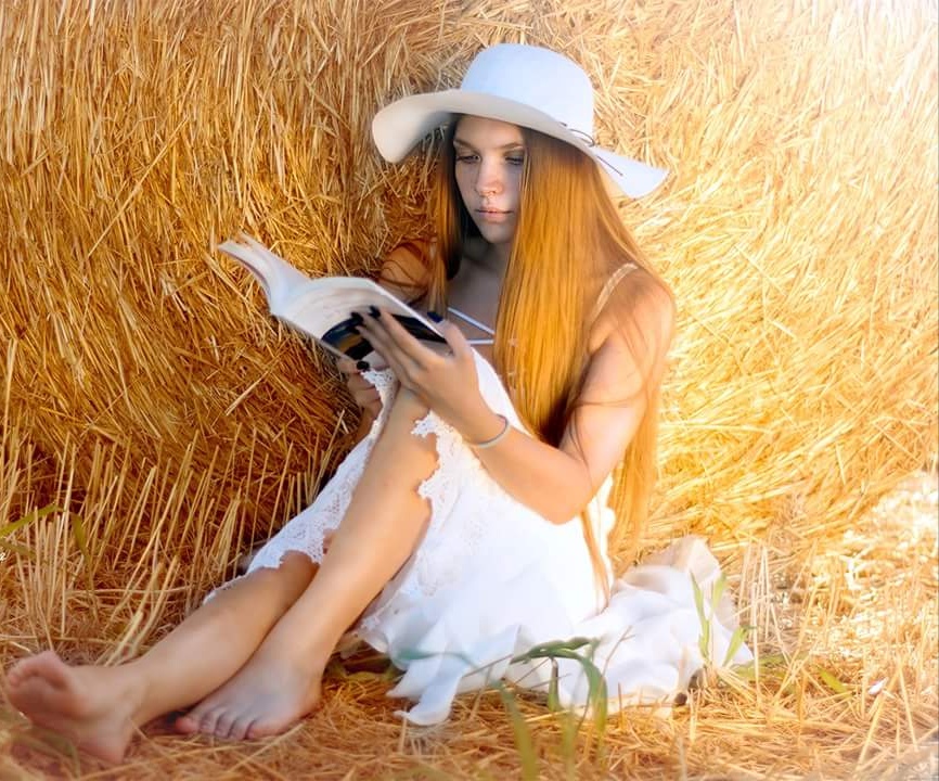 Leggere un libro o una rivista al tramonto in mezzo alla natura