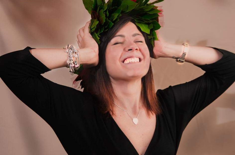 Una parte importante della salute e del benessere generale è la salute mentale che influenza il modo in cui pensiamo, sentiamo e agiamo mentre affrontiamo la vita; dopo tanti esami diversi e difficili, ecco in una foto la soddisfazione di essere riuscita a laurearsi