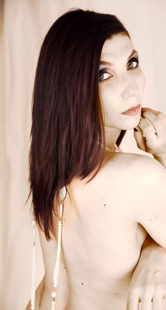 Prendermi cura del mio corpo con una crema profumata, un trucco che esaltati i miei lineamenti ed una collana che mi fa sentire naturalmente sexy