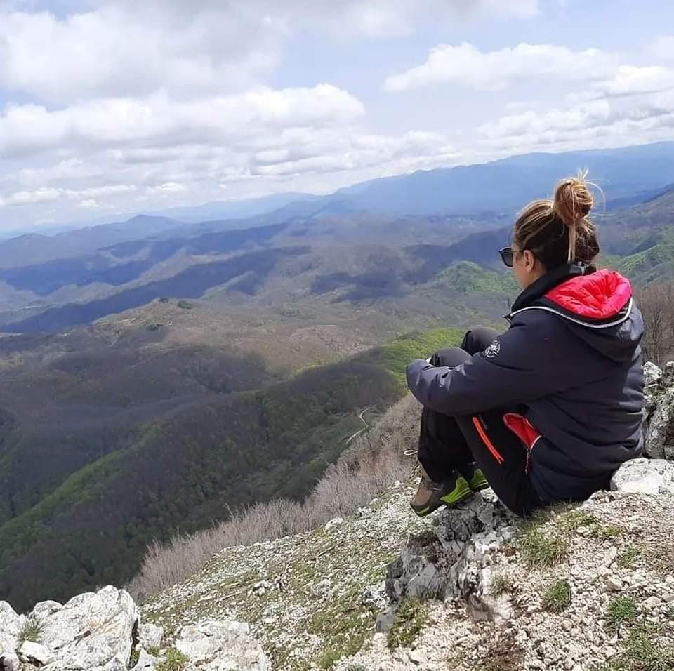 Sulle vette si trova la pace che non esiste nei sentieri pianeggianti della vita.E' un invito a rallentare, a riscoprire il valore della lentezza e della contemplazione. La montagna ci ricorda che per rigenerarsi è necessario distaccarsi e trovare un equilibrio tra silenzio e natura.