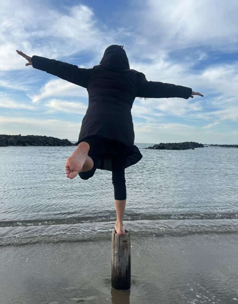 C’è qualcosa nel mare d’inverno che parla direttamente all’anima: la sua quiete, la sua forza, il suo essere vivo anche nel silenzio. È lì che ritrovo equilibrio, respiro e libertà. Il mio benessere nasce da questo dialogo silenzioso con l’immensità.