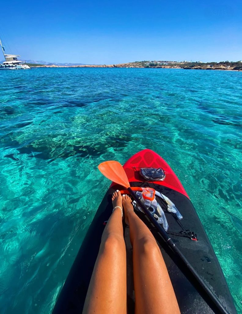 Benessere è lasciarsi cullare dall’acqua cristallina, mentre corpo e mente si rigenerano nel relax più autentico.