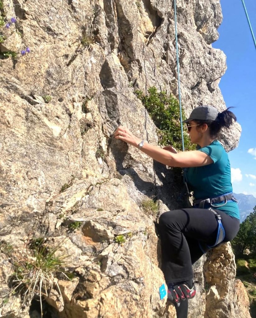 L’arrampicata è la mia forma di meditazione in movimento. Mi aiuta a liberare la mente, a ricaricare l’energia e a riconnettermi con ciò che conta davvero. In quei momenti sospesi tra terra e cielo, tutto trova equilibrio: la fatica diventa forza, la concentrazione diventa pace. Il benessere, per me, è qui — tra un respiro profondo e una presa alla volta.