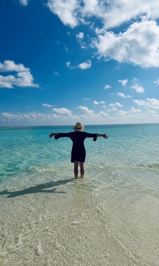 La vista mare non è solo un panorama: è una cura naturale, un reset dell’anima, un promemoria che la semplicità può essere la forma più pura di felicità.”