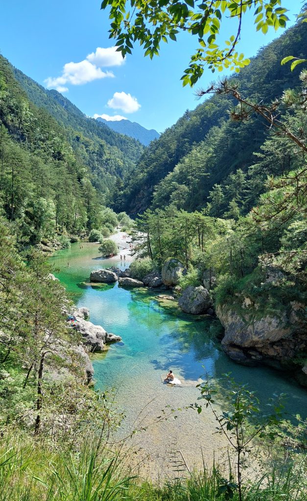 Ammirare le sfumature di azzurro del cielo e dell'acqua che si mescolano e assaporare i profumi della vegetazione e della Terra che ci circondano