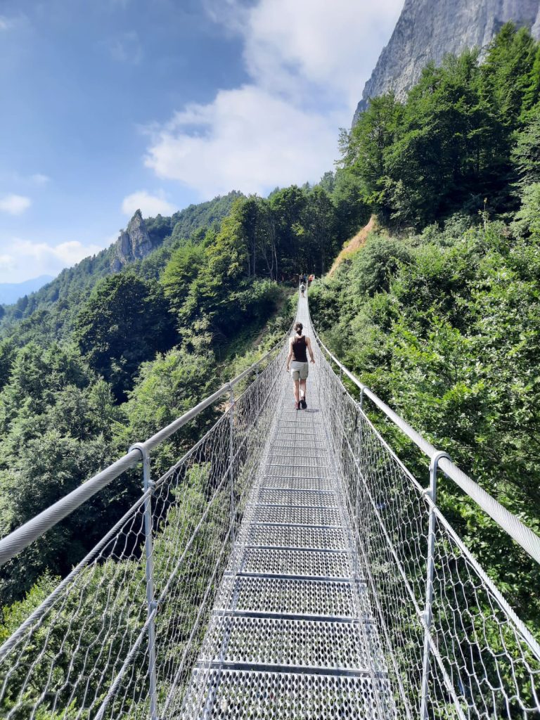 stare in sospeso tra i potenti elementi della Natura..in questo caso l'Aria che pur con la sua leggerezza porta con sé il forte respiro della vita e della libertà