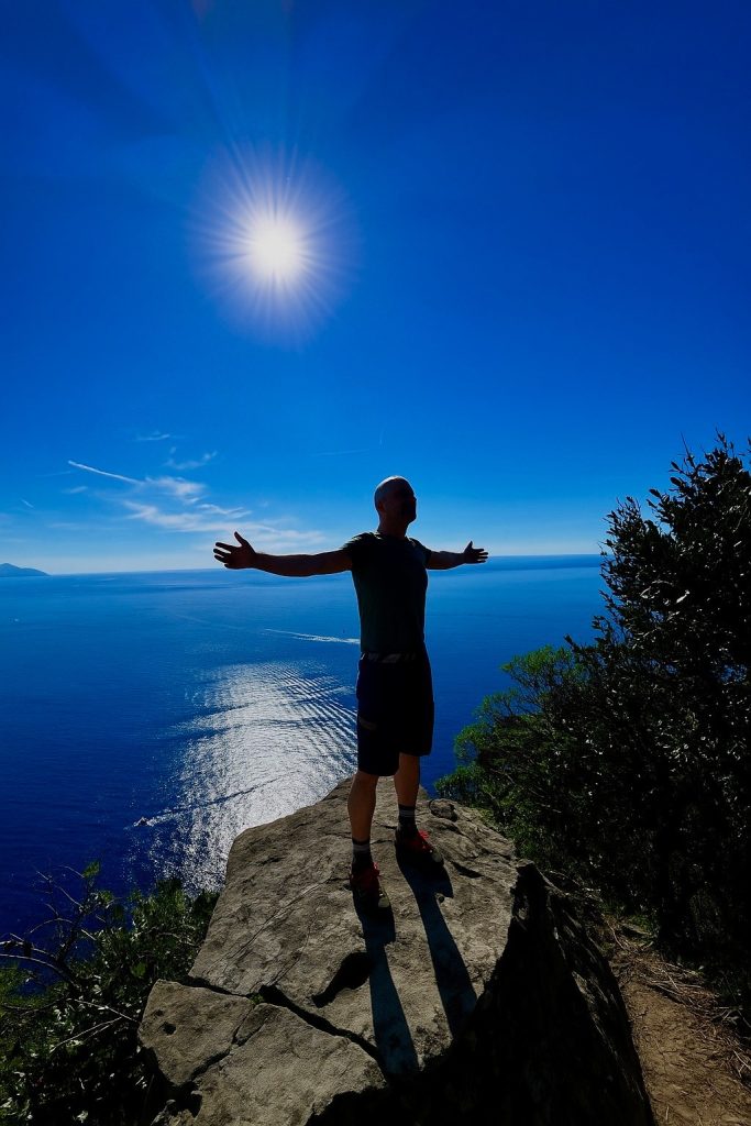Le braccia aperte a confondersi con l'orizzonte, per contemplare la bellezza di un panorama mozzafiato...