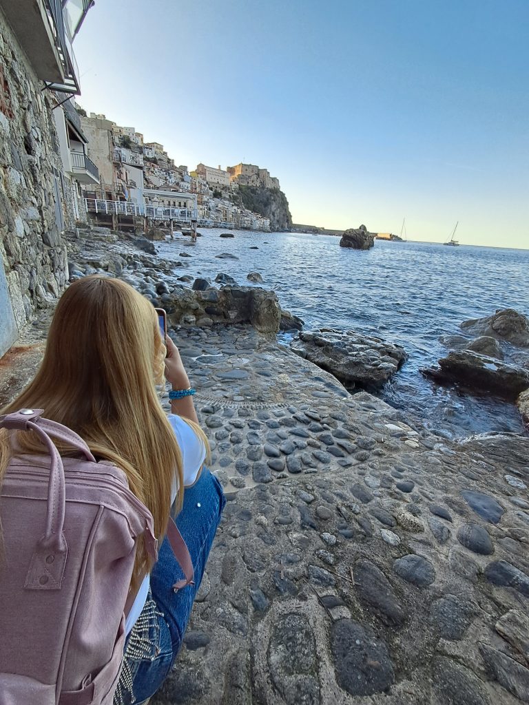 Passeggiare nei borghi.. qui sono a Scilla (RC) a visitare Chianalea, un bellissimo borgo di pescatori lungo questa via denominata anche la piccola Venezia.