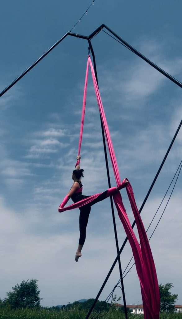 l'equilibrio tra cielo e terra. E' la mia danza quotidiana: un movimento consapevole che libera la mente, nutre lo spirito e celebra il benessere in ogni sua forma, aspettando di vibrare insieme alla natura del Trentino