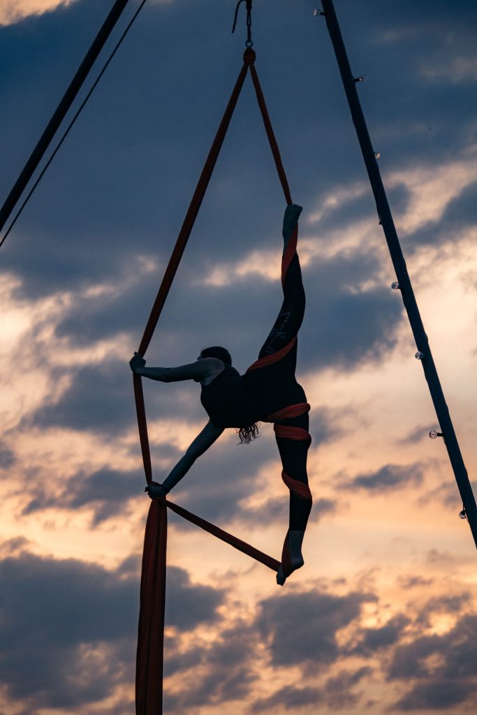 lo sport che nutre corpo e mente: una danza che si accende al tramonto, immersa nella natura, dove ogni movimento diventa consapevolezza e respiro profondo.