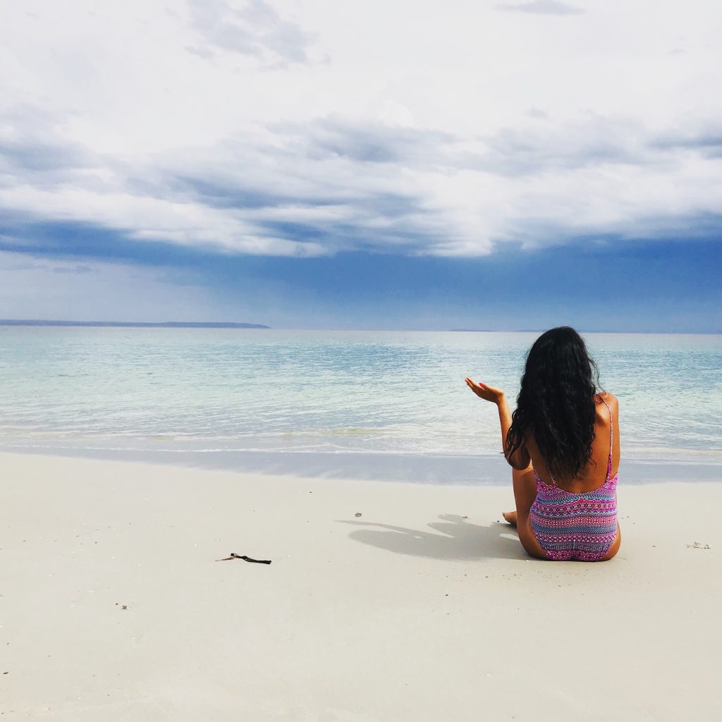 abbandonarmi al potere curativo del mare: il rumore delle onde è una costante che rasserena, un movimento che non stanca mai. Restare qui, ferma sulla sabbia, mi ricorda che a volte basta fermarsi ad ascoltare per ritrovare l'equilibrio.