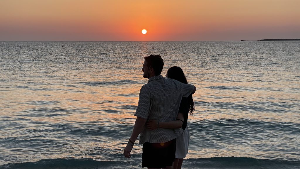 guardare il tramonto con la persona che ami