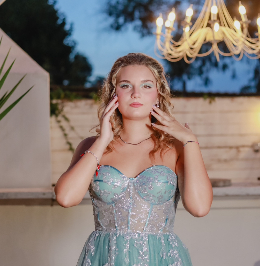 il mio benessere è prendermi cura del mio corpo e del mio aspetto. a volte è necessario avere quegli attimi di interesse verso se stessi. La fotografia di una persona che si sente a suo agio e potente in quel momento… il potere del make-up se usato in maniera consapevole, non per nascondere, ma per evidenziare!