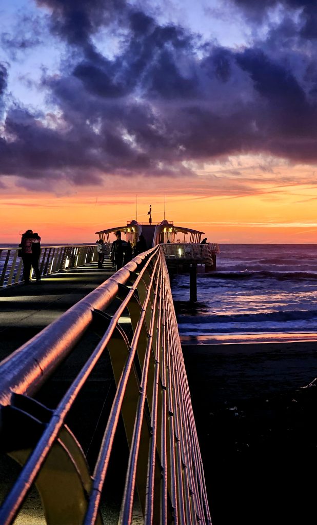 Godere di un tramonto infuocato sul mare di casa