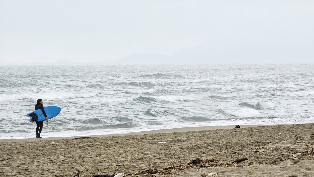 Assistere al confronto dell'uomo con il mare. Il suo scrutare l'infinito da una spiaggia deserta, aspettando il momento in cui porlo in essere.