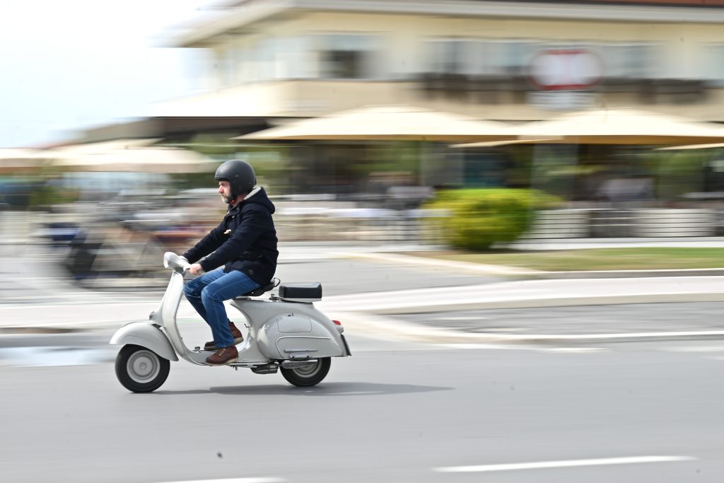 Scorrazzare in lungo ed in largo a bordo della mia mitica vespa.