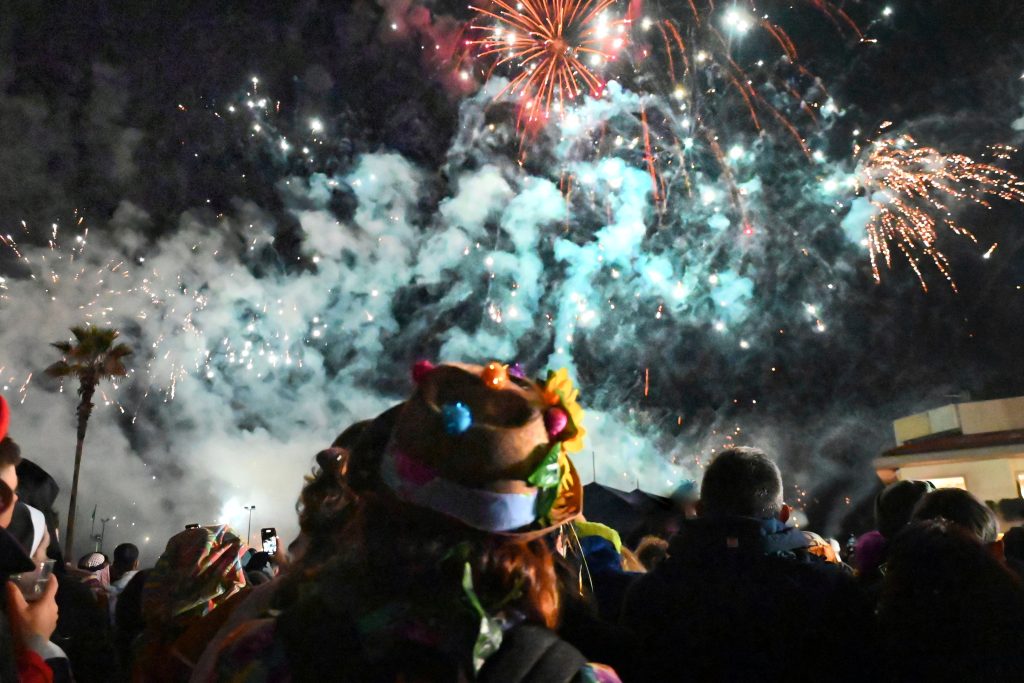 Immergermi nell'esplosione dei colori di un carnevale magico