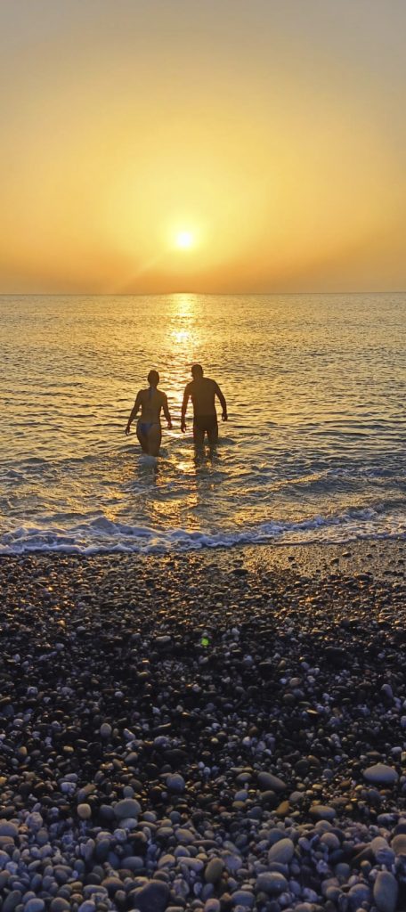 Il mio benessere è entrare insieme in mare al tramonto