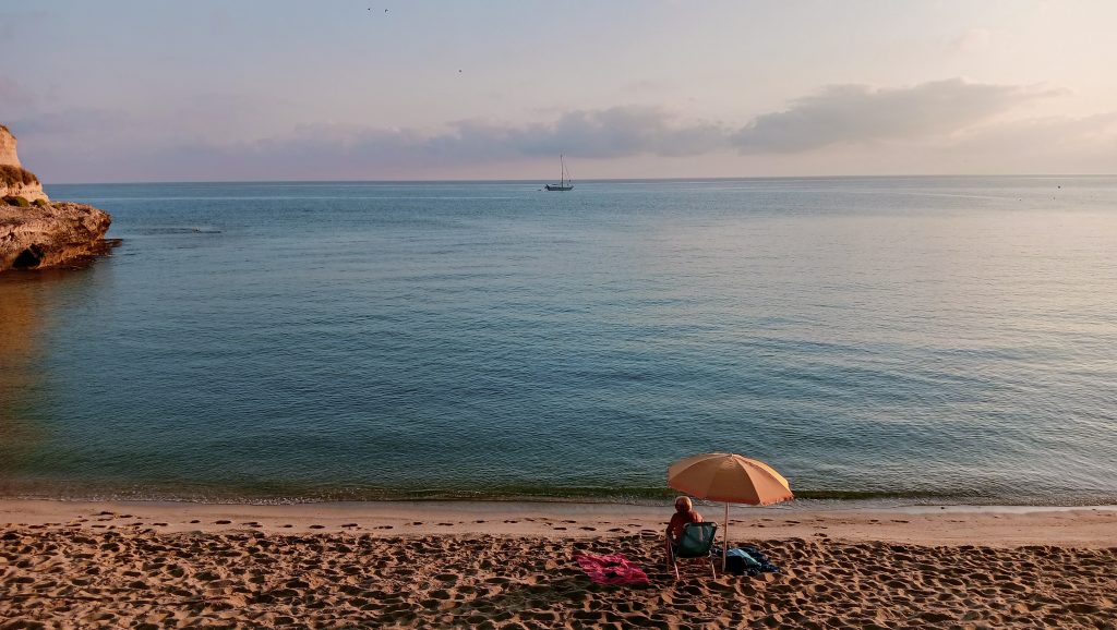 Il privilegio di essere testimoni della bellezza della natura è qualcosa che solleva l'anima come il signore che nella foto, solo in spiaggia, alle 6 del mattino si rigenera contemplando il mare