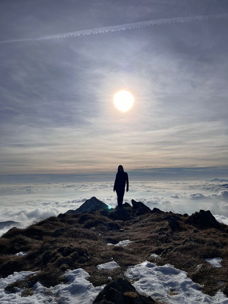 Sopra le nuvole, padrona del mondo:
un'arrampicata all'alba sulla parete verticale,  respirando l'aria fredda, mentre il sole timidamente saluta le vette e sentire l'energia che solo la purezza dei monti sa donare