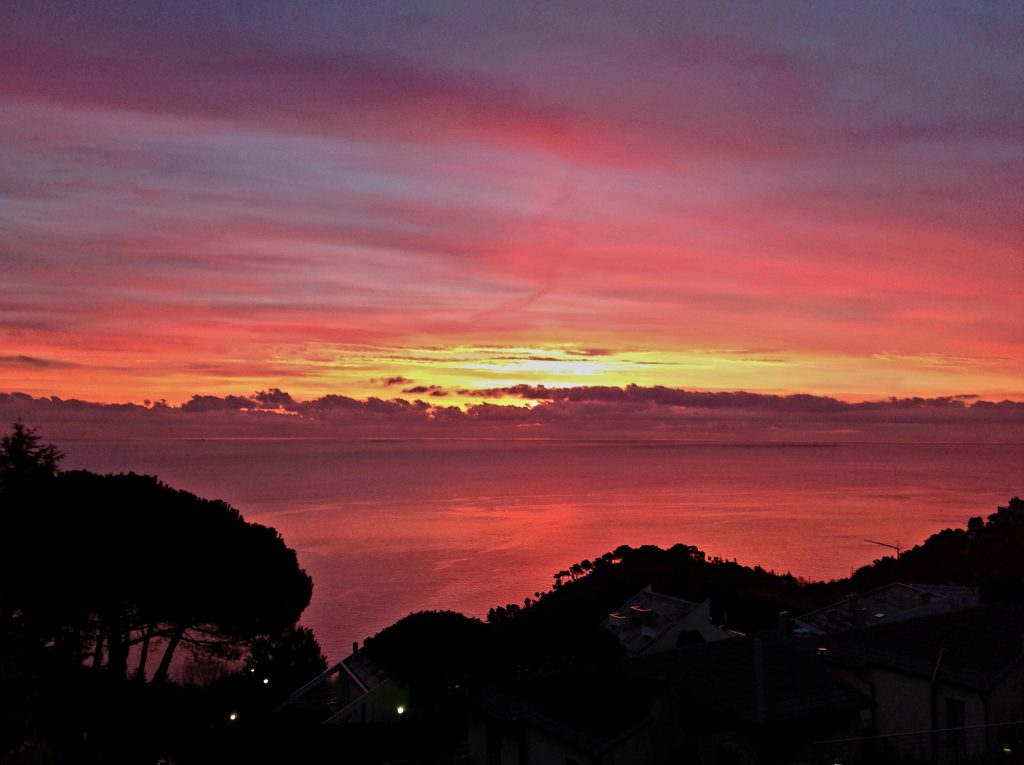 Colori, colori , colori ... spettacolo a cielo aperto dalla finestra di casa