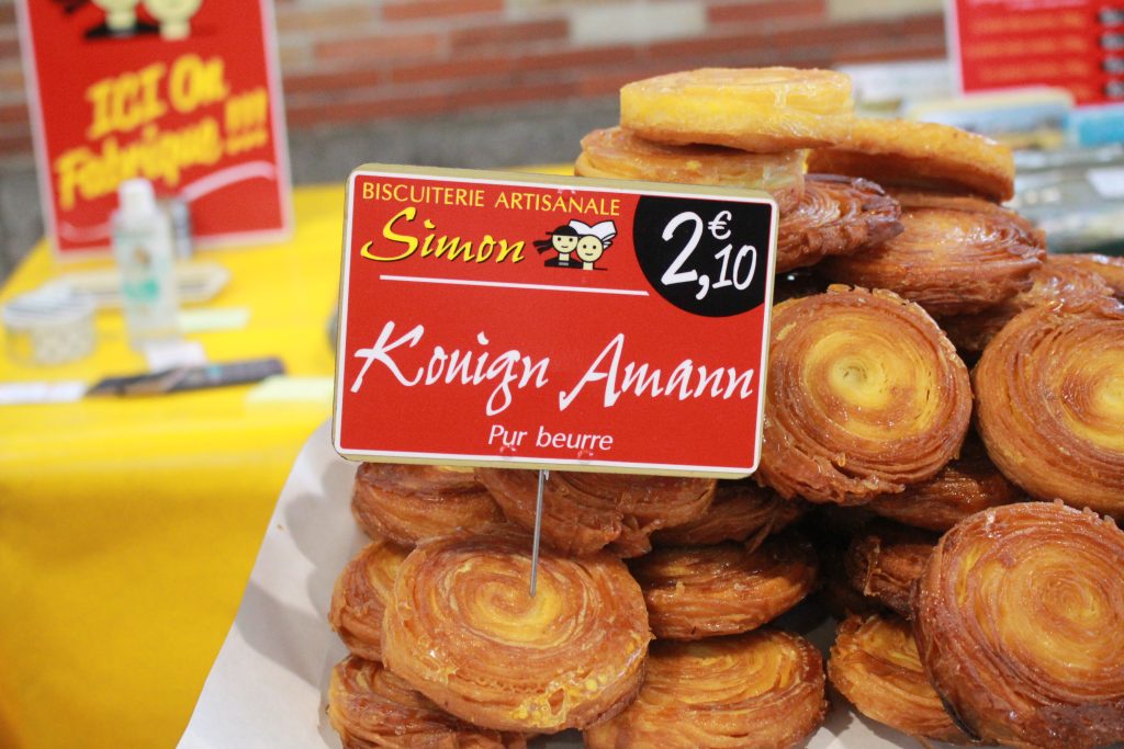 Andare in giro per mercati alla scoperta dei prodotti tipici, il far breton è un dolce tipico della cucina francese a base di latte, panna fresca e prugne secche