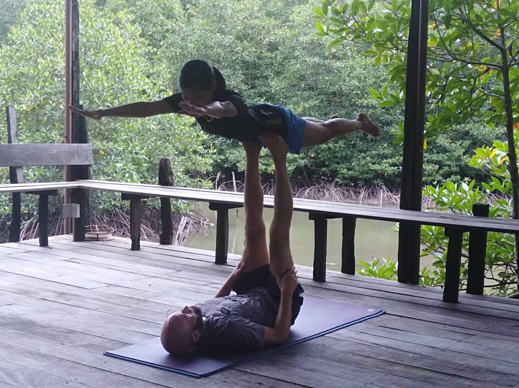 Svegliarsi la mattina presto per fare Yoga e poi fermarsi ad ammirare l'eleganza dei movimenti degli maestri impegnati nello yoga acrobatico