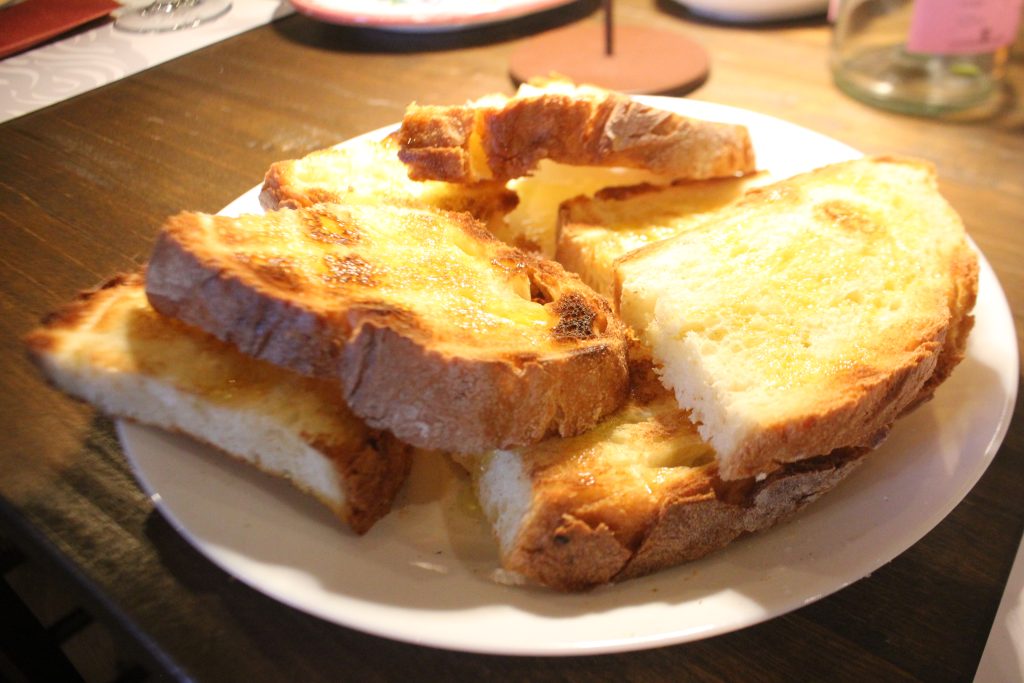 Gustare il più semplice degli alimenti, il pane leggermente abbrustolino con un filo di olio extravergine di olive appena uscito dal frantoio