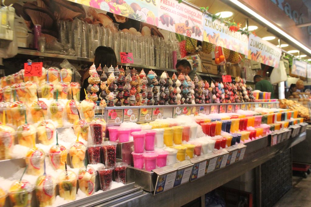 In viaggio a Barcellona una vista al mercato della Boqueria con il dilemma di quale scegliere tra i suoi straordinari frullati di frutta fresca