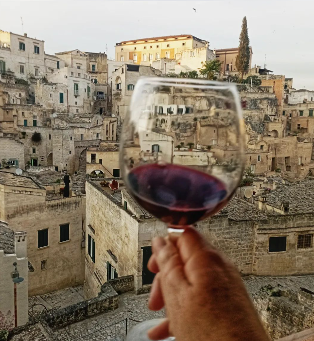 Il mio benessere è concludere una giornata sorseggiano un bicchiere di buon vino circondata dalla bellezza, in questo caso di Matera