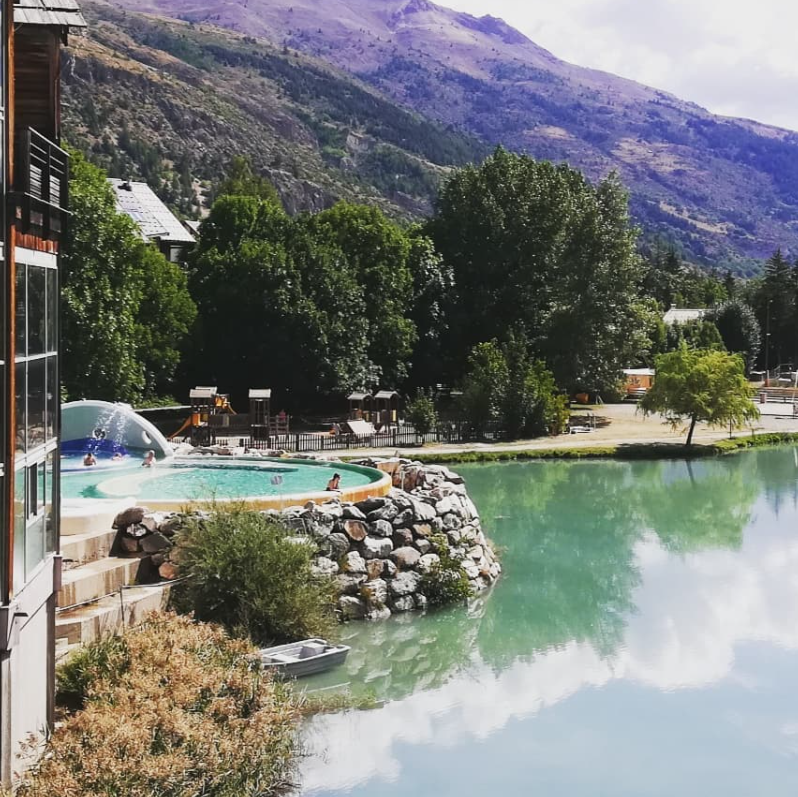 Il mio benessere è prendermi cura di me anche in vacanza facendomi cullare dalle acque di Les Grands Bains du Monêtier (Serre Chevalier) mentre tutto intorno a me osservo la magnificenza delle Alpi Francesi