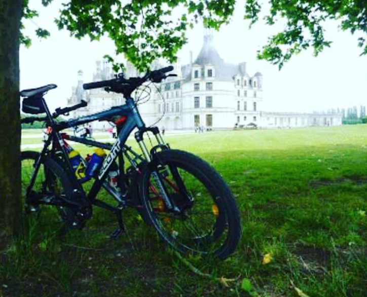 Viaggiare in bicicletta è scoprire, pedalata dopo pedalata, l'ambiente che mi circonda: prati fioriti, corsi d'acqua, borghi e i soprattutto i magnifici castelli nella Valle della Loira. Un viaggio da fare senza fretta e con ritmi lenti per apprezzare maggiormente quello che offre questa esperienza