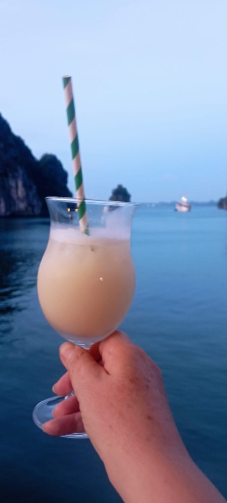 Il mio benessere è... bere una pina colada durante la blue hour guardando il mare. Il modo migliore per concludere una giornata in crociera nella Baia di Ha Long, una delle Sette Meraviglie del Mondo Naturale