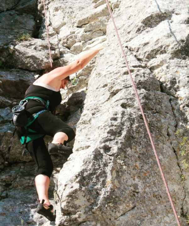 Il mio benessere è mettere alla prova me stessa affrontando una parete di roccia in arrampicata. Bravura e allenamento hanno la loro parte, ma la cosa più importate è avere la mente libera per affrontare la salita nel migliore dei modi.