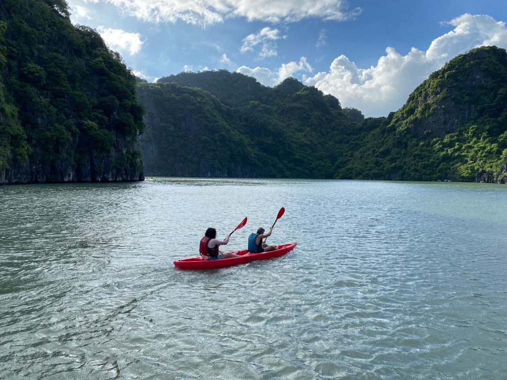 Il mio benessere sono anche vacanze attive ecco allora che in Vietnam ho scelto di fare kayak nella Baia di Halong che non è solo patrimonio Unesco, ma è anche una delle sette meraviglie del mondo naturale. Il modo migliore per immergersi in tanta bellezza è proprio quello di viverla dall'acqua pagaiando in compagnia ascoltando solo il silenzio della baia