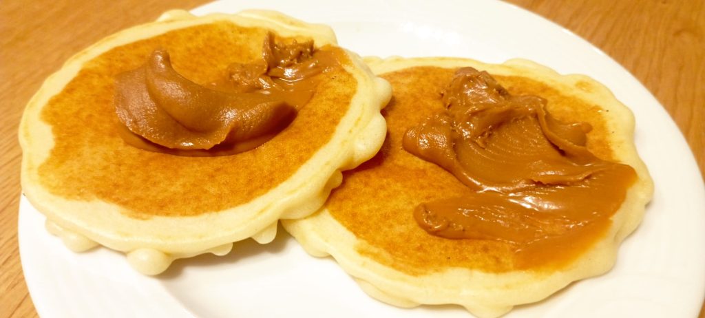 Quando sono in viaggio il mio benessere è svegliarmi la mattina e fare una colazione golosa, questa volta ho scelto i pancake con crema spalmabile ai biscotti speculoos. Una vera ghiottoneria tipica del Belgio, tra gli ingredienti i biscotti speziati tipici del periodo natalizio, ma buoni tutto l'anno