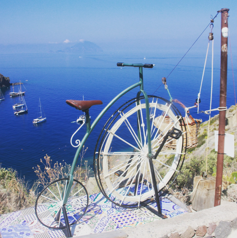 cercare le location di film famosi e scoprirne il volto autentico. Qui a Salina sulle location del film "Il Postino"