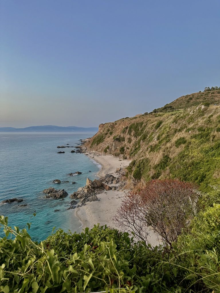 Fare lunghe camminate per raggiungere spiagge incontaminate